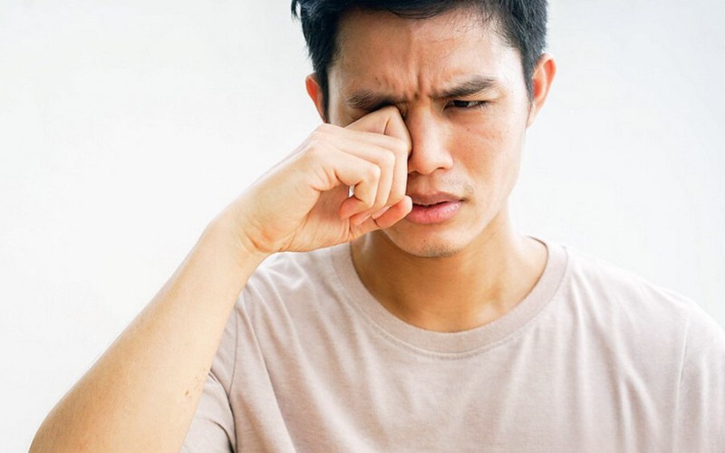 giật mắt phải nam