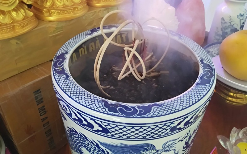 bát hương cháy âm có sao không