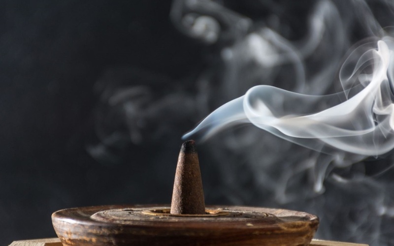 Có nên đốt trầm hương trên bàn thờ