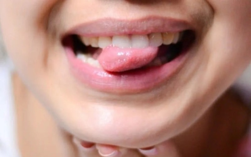 cắn vào lưỡi là điềm gì