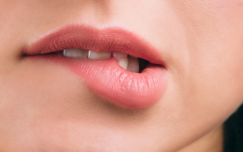 cắn vào môi điềm gì