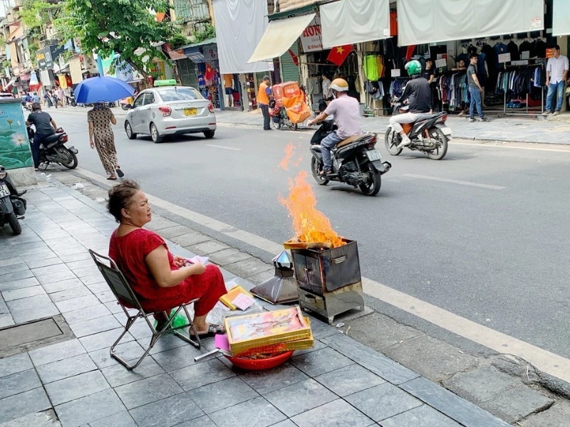 Đốt vàng mã là cách để gửi gắm tình cảm, sự tưởng nhớ và mong muốn người đã khuất