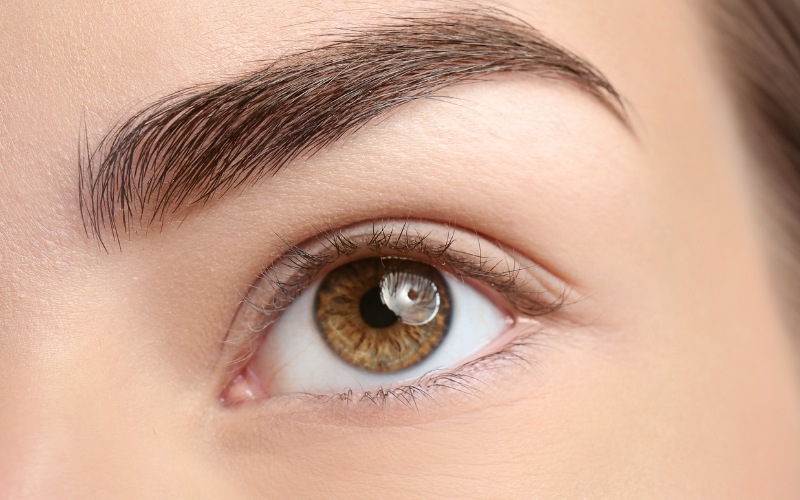 giật lông mày trái